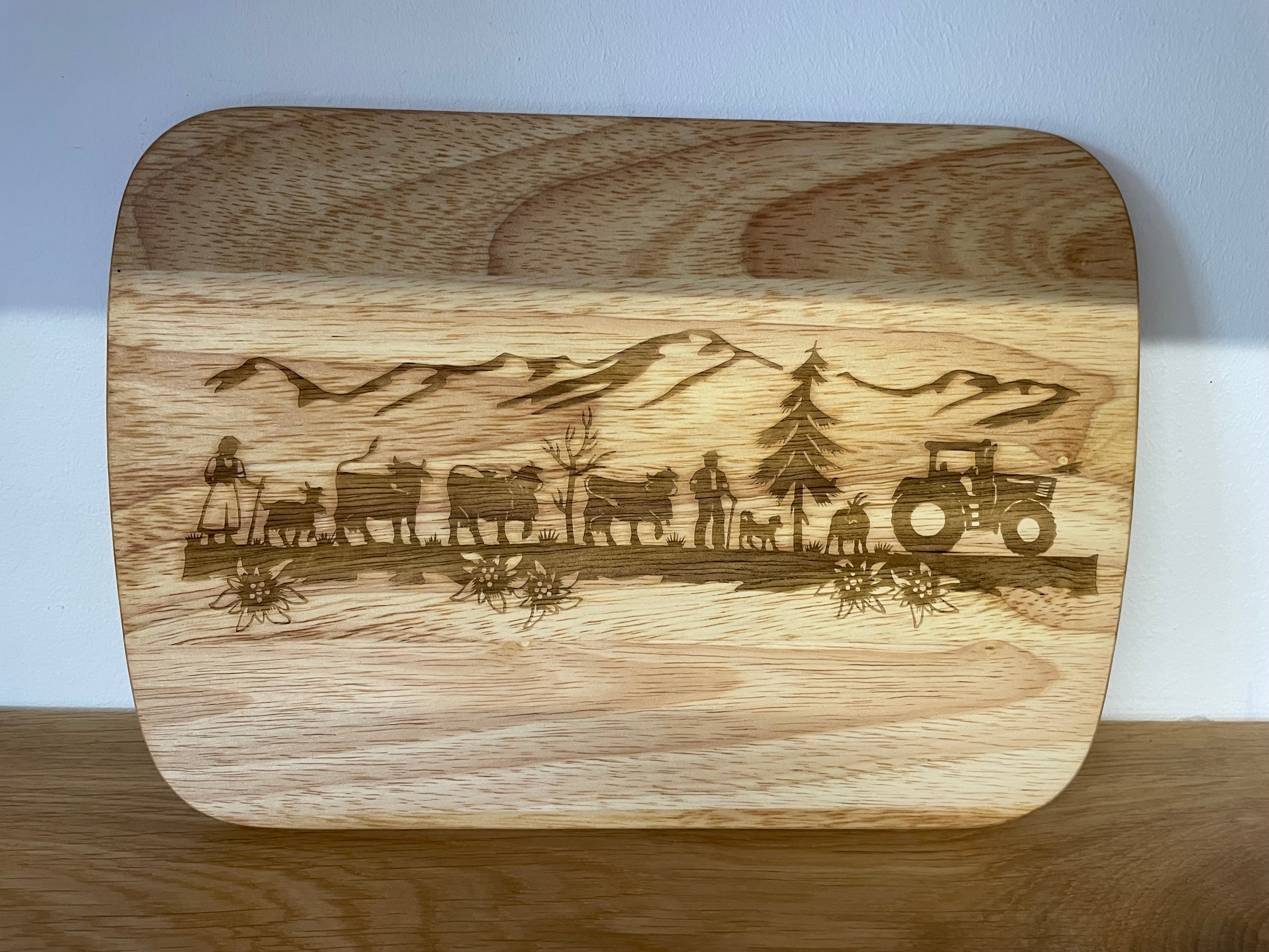 Holzbrett / Schneidebrett aus Gummibaum mit diversen Gravuren