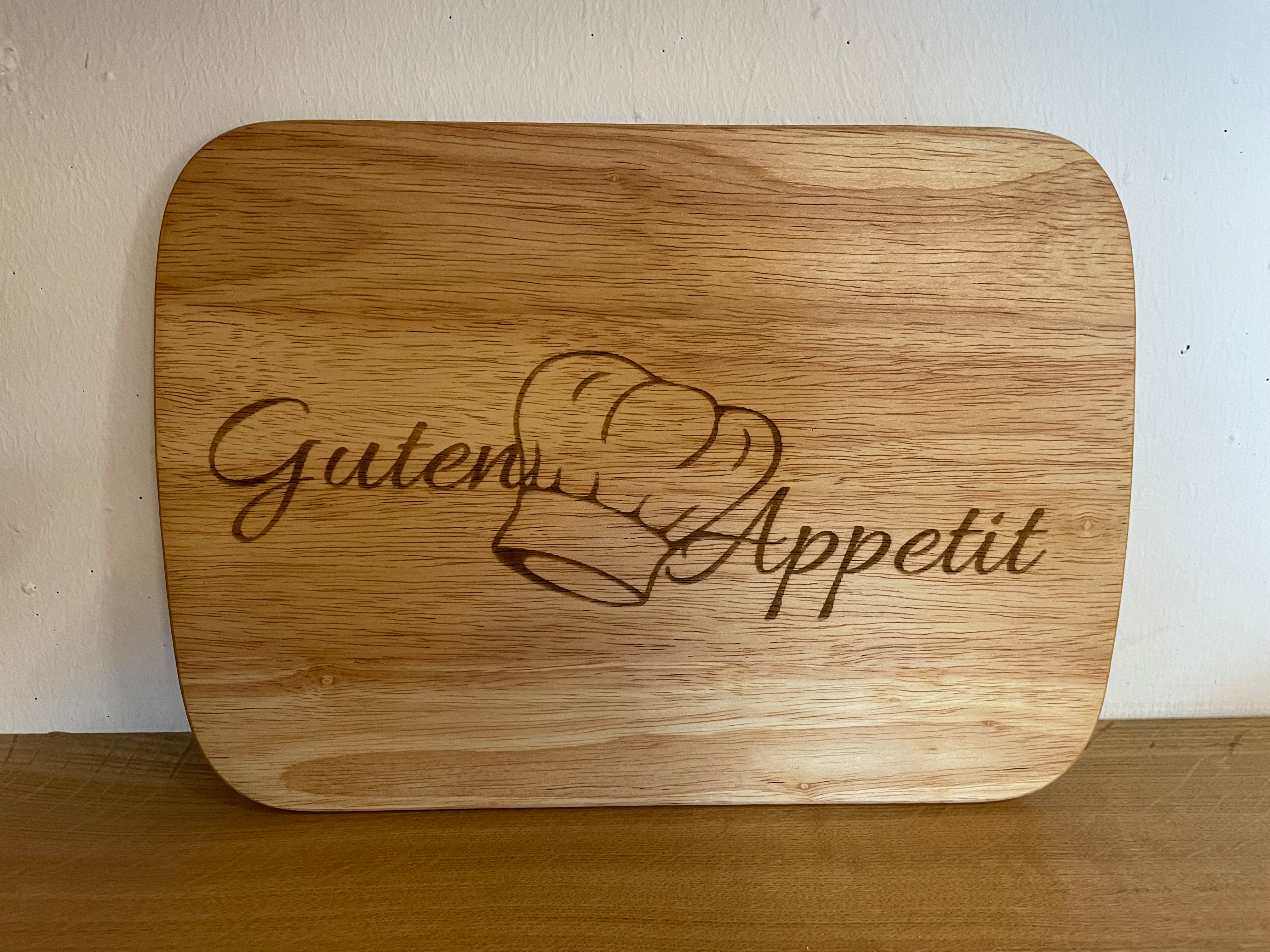 Holzbrett / Schneidebrett aus Gummibaum mit diversen Gravuren